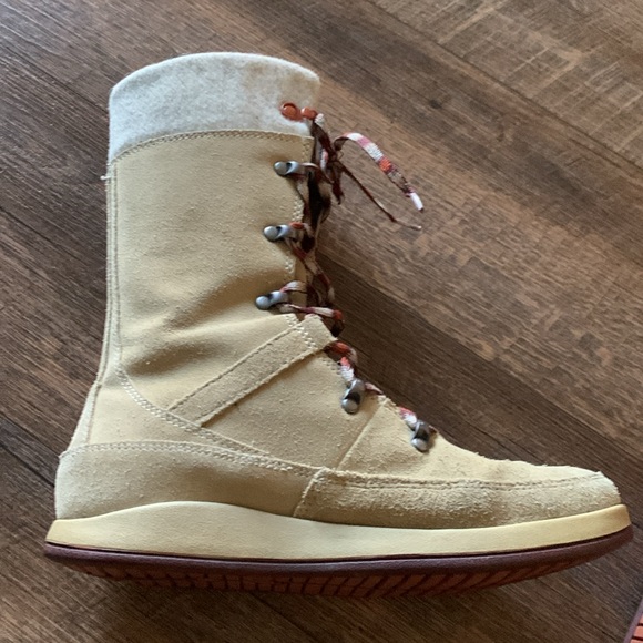 Chaco Boots.  Size 8.  Very good condition - Picture 6 of 10